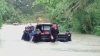 Petugas Basarnas Tanjungpinang Evakuasi Korban Banjir di Tiga Kelurahan