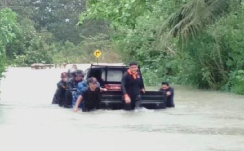 Petugas Basarnas Tanjungpinang Evakuasi Korban Banjir di Tiga Kelurahan