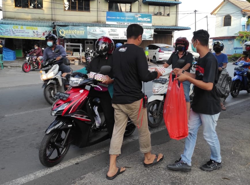ASLI 33 Beraksi Berbagi Puluhan Paket Takjil Ramadhan