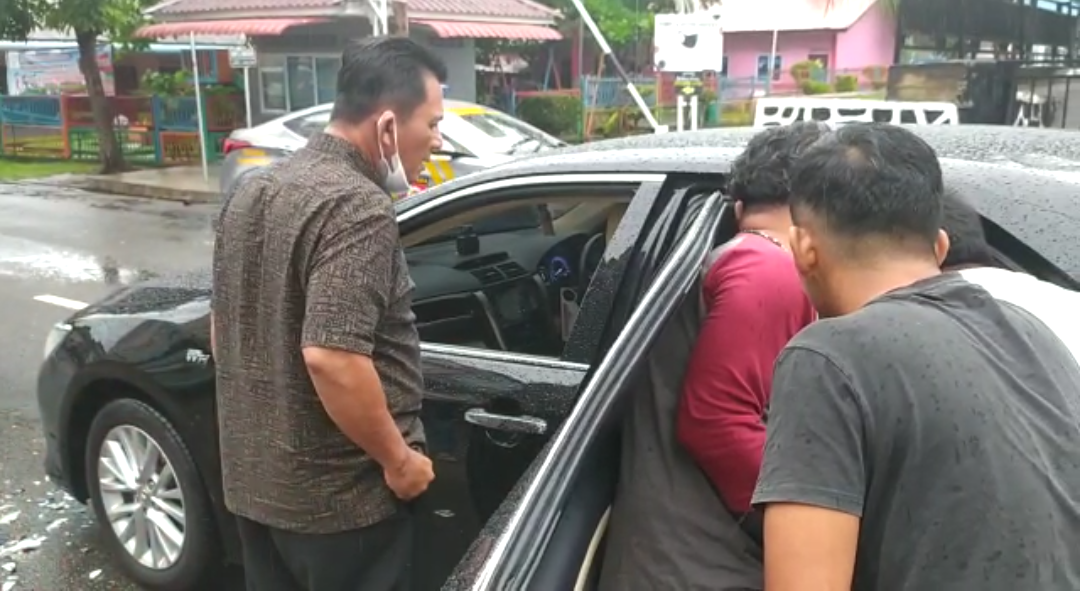 Mobil Dinas Gubernur Ansar Angkut Korban Kecelakaan
