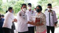 Gubernur Ansar Serahkan Bantuan Paket Logistik Untuk Masyarakat Terdampak Covid 19