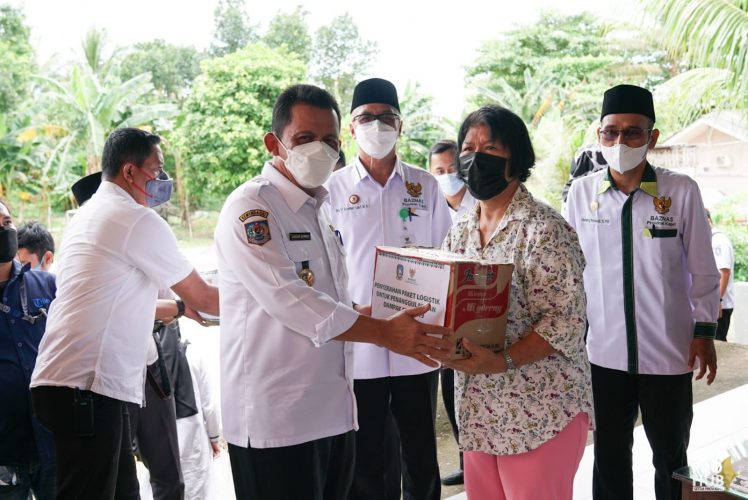 Gubernur Ansar Serahkan Bantuan Paket Logistik Untuk Masyarakat Terdampak Covid 19