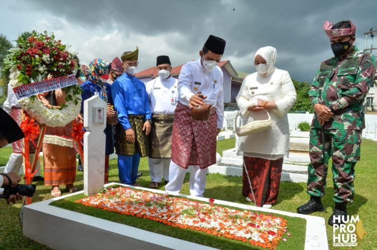 Gubernur dan Wakil Gubernur Ziarahi Makam Para Pejuang Pembentukan Kepri