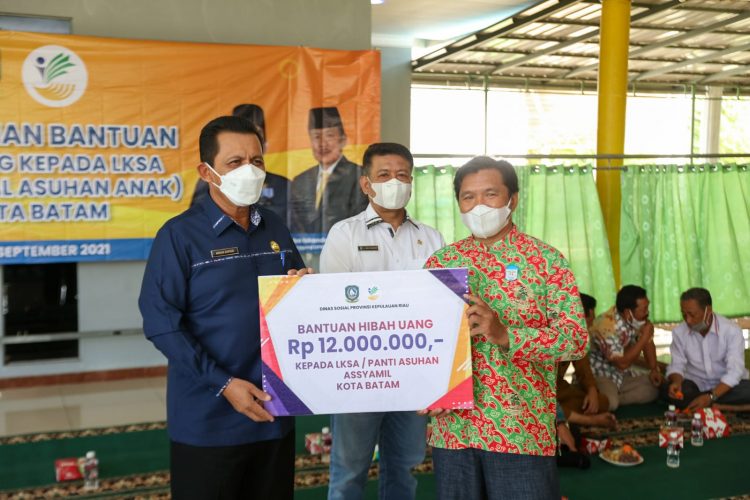 Gubernur Ansar Serahkan Hibah untuk Panti Sosial di Batam