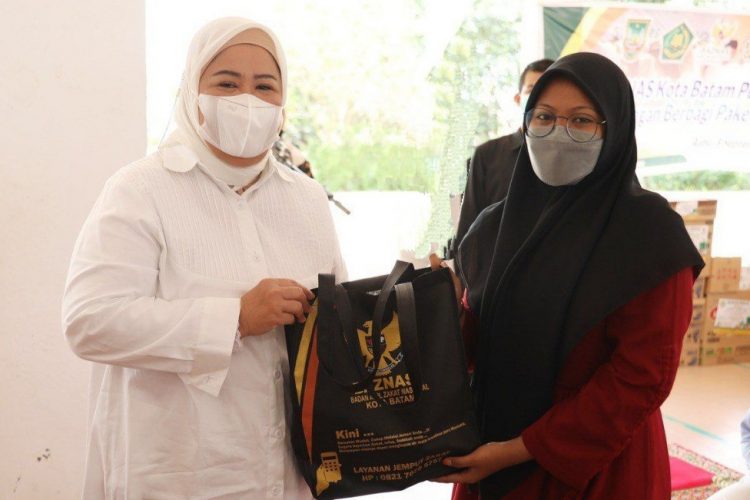Wagub Marlin Salurkan 1.500 Paket Imun Santri Darul Fallah