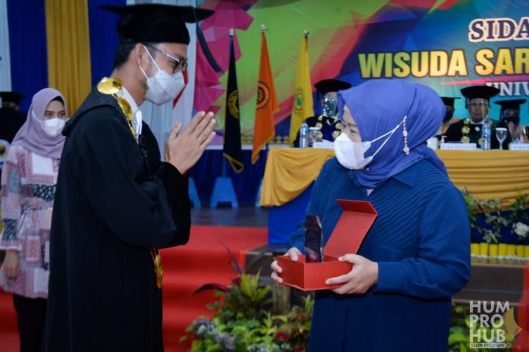 Wagub Marlin Hadiri Wisuda Mahasiswa Universitas Riau Kepulauan