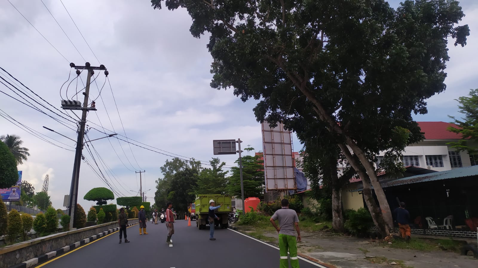 Disperkim Tanjungpinang Butuh Skylift Pemotongan Kayu Lapuk yang Bahayakan Pengguna Jalan