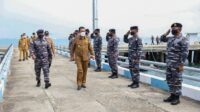 Kunjungi POSAL Pulau Nipah, Gubernur Ansar Melihat Kesiapan Prajurit Menjaga Pulau Terluar