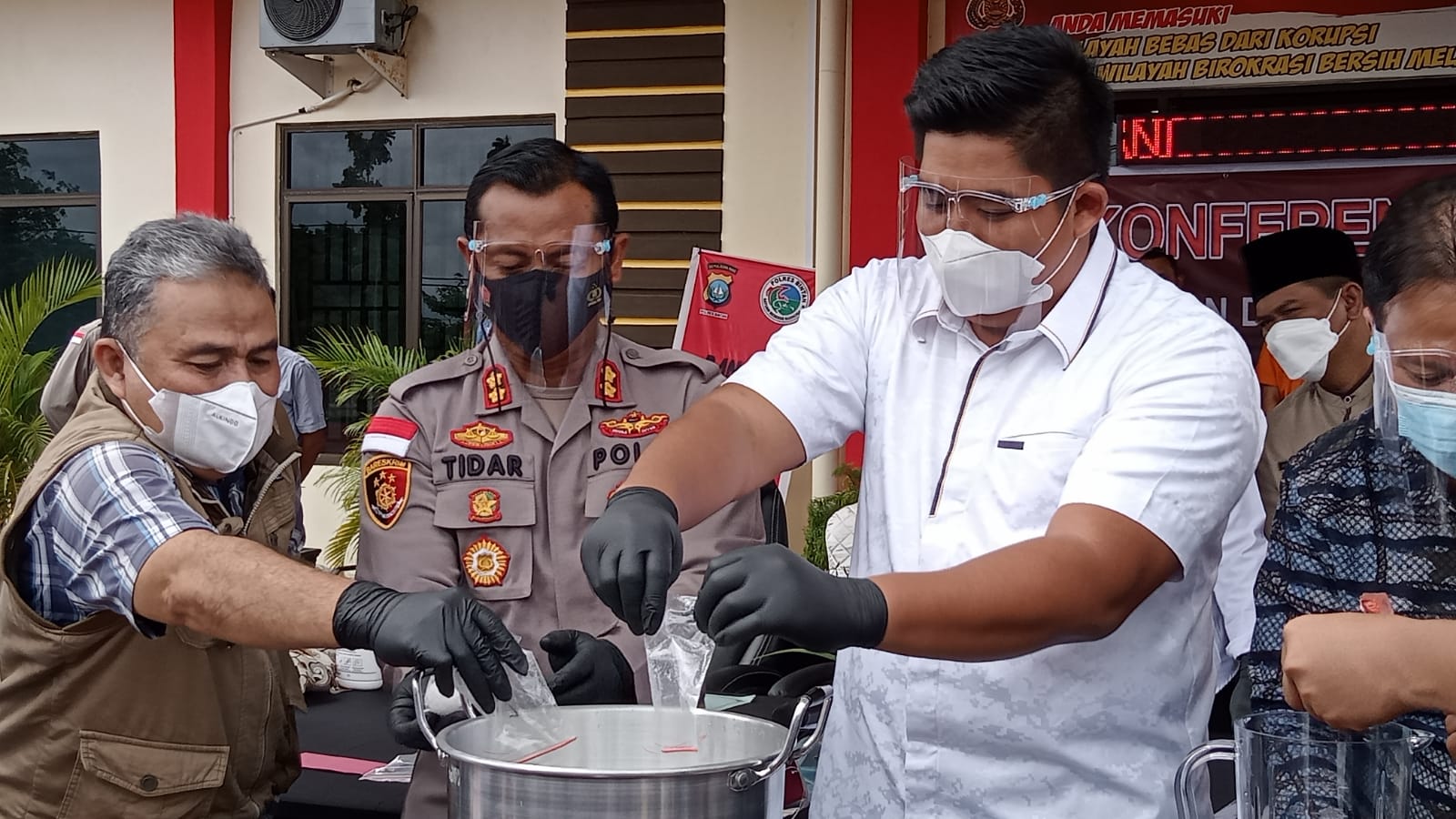 Polisi Rebus 3,3 Kg Sabu Hasil Kejahatan Narkoba di Bintan