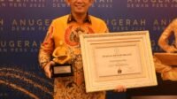 Gubernur Kepri Terima Penghargaan Anugerah Dewan Pers