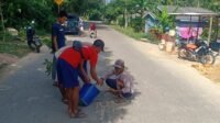 Warga Sebong Pereh Perbaiki Jalan Secara Swadaya