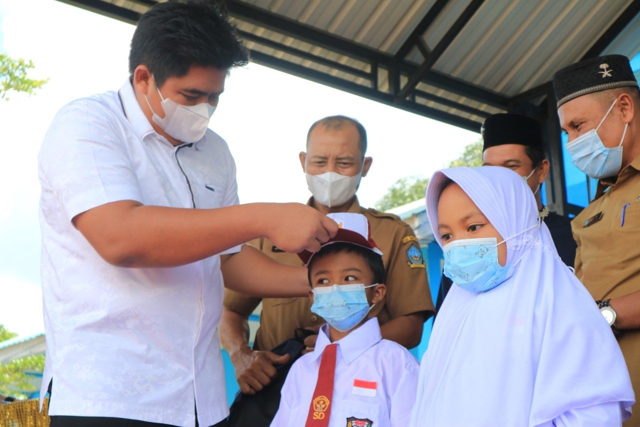 Pemkab Bintan Luncurkan Bantuan 5.855 Paket Seragam dan Peralatan Sekolah Gratis