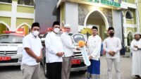 Safari Subuh di Batam, Gubernur Ansar Serahkan Hibah 3 Unit Mobil Ambulance Jenazah