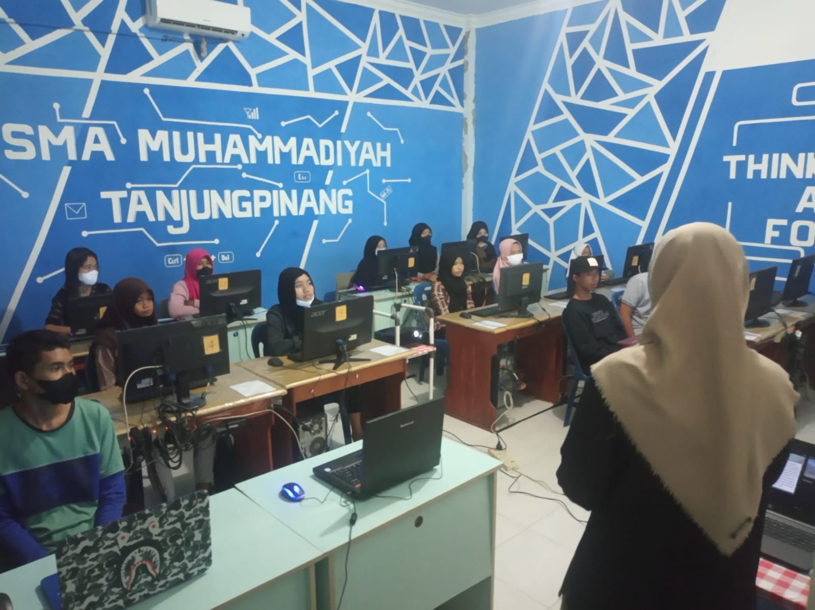 Belasan Remaja RW 8 Kelurahan Seilekop Dilatih Desain Grafis