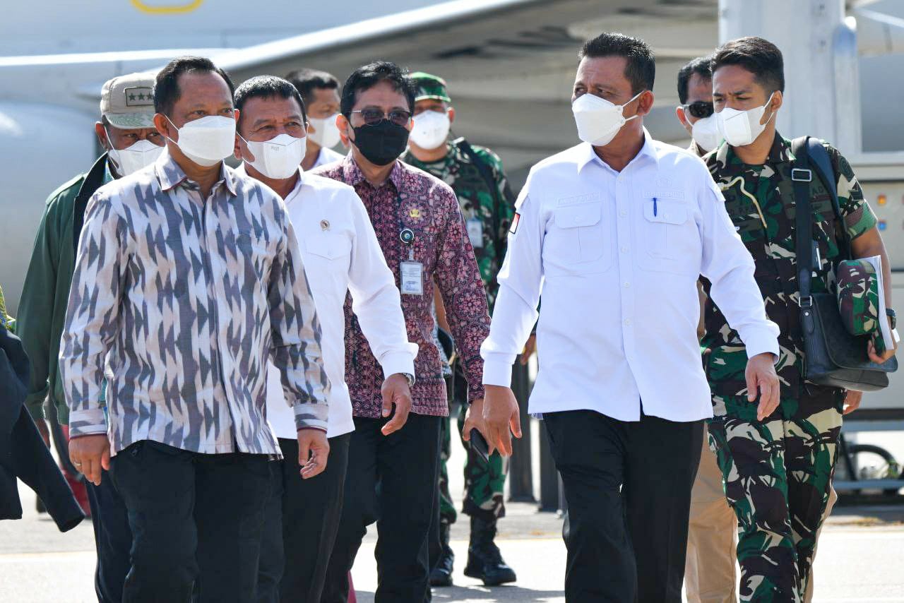 Gubernur Ansar Sambut Kedatangan Mendagri & Wamenhan di Bandara Batam