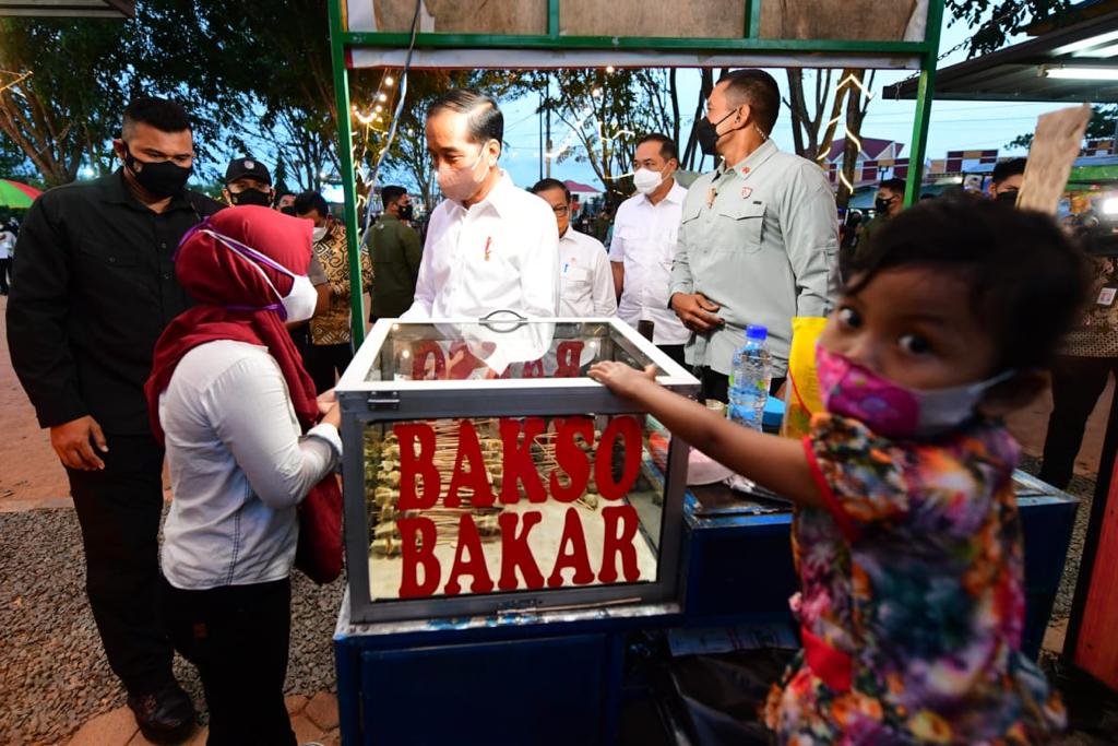 Presiden Jokowi Serahkan Bantuan Modal Bagi Pedagang di Pasar Bintan Center