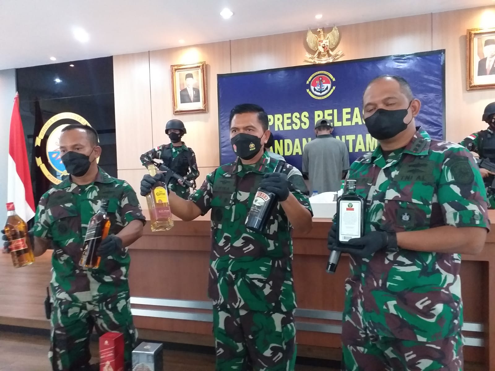TNI AL Amankan Kapal Kayu Hendak Menyelundupkan Ribuan Miras Ilegal Asal Singapura Di Perairan Mapur