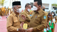Gubernur Ansar Lepas 12 PNS yang Memasuki Batas Usia Pensiun