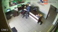 Ditinggal Ke Dapur, Dua Ponsel Hilang Digasak Pencuri, Aksi Pelaku Terekam CCTV