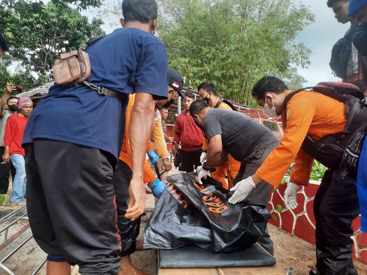 Anak dan Ayah hilang Saat Menjaring Ikan di Perairan Pulau Basing