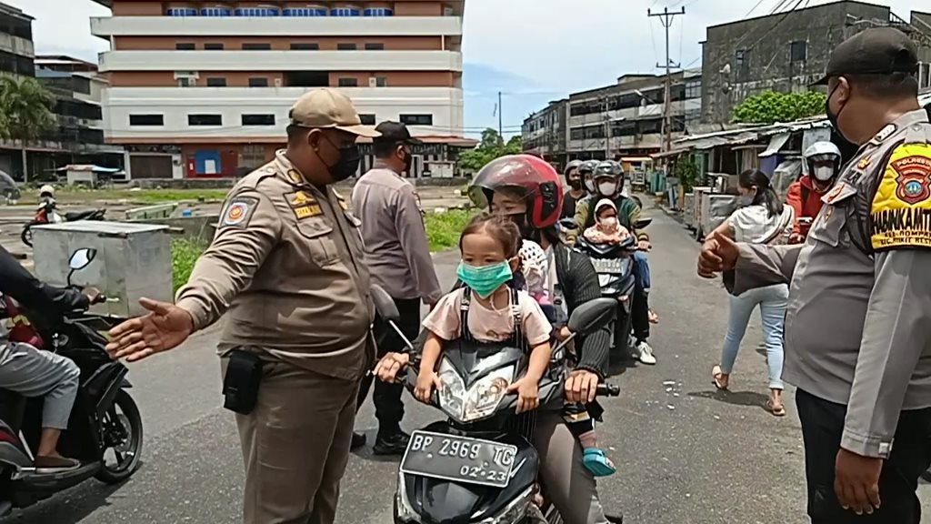 Petugas Gabungan Razia Sertifikat Vaksin Covid 19