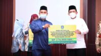 Gubernur Ansar Serahkan Bantuan Hibah Rumah Ibadah se Kota Batam