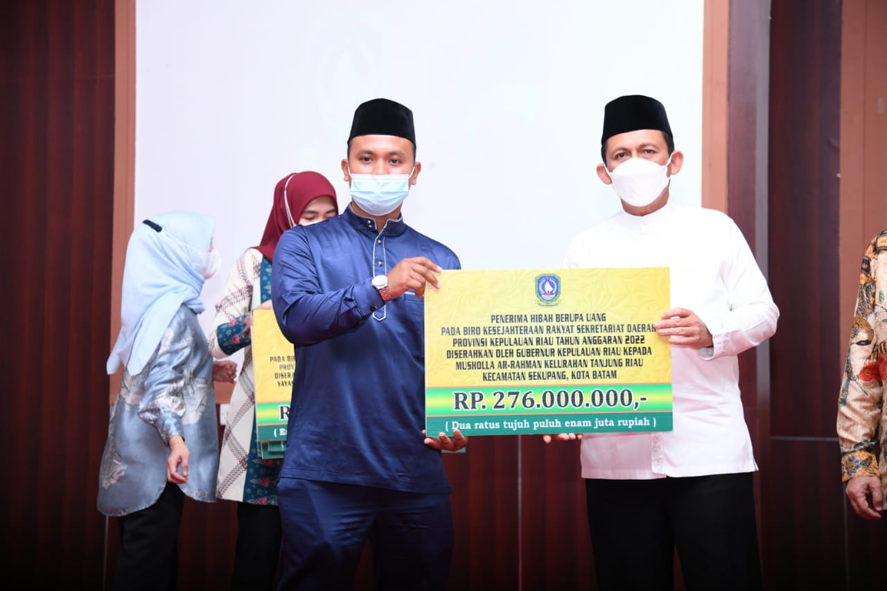 Gubernur Ansar Serahkan Bantuan Hibah Rumah Ibadah se Kota Batam