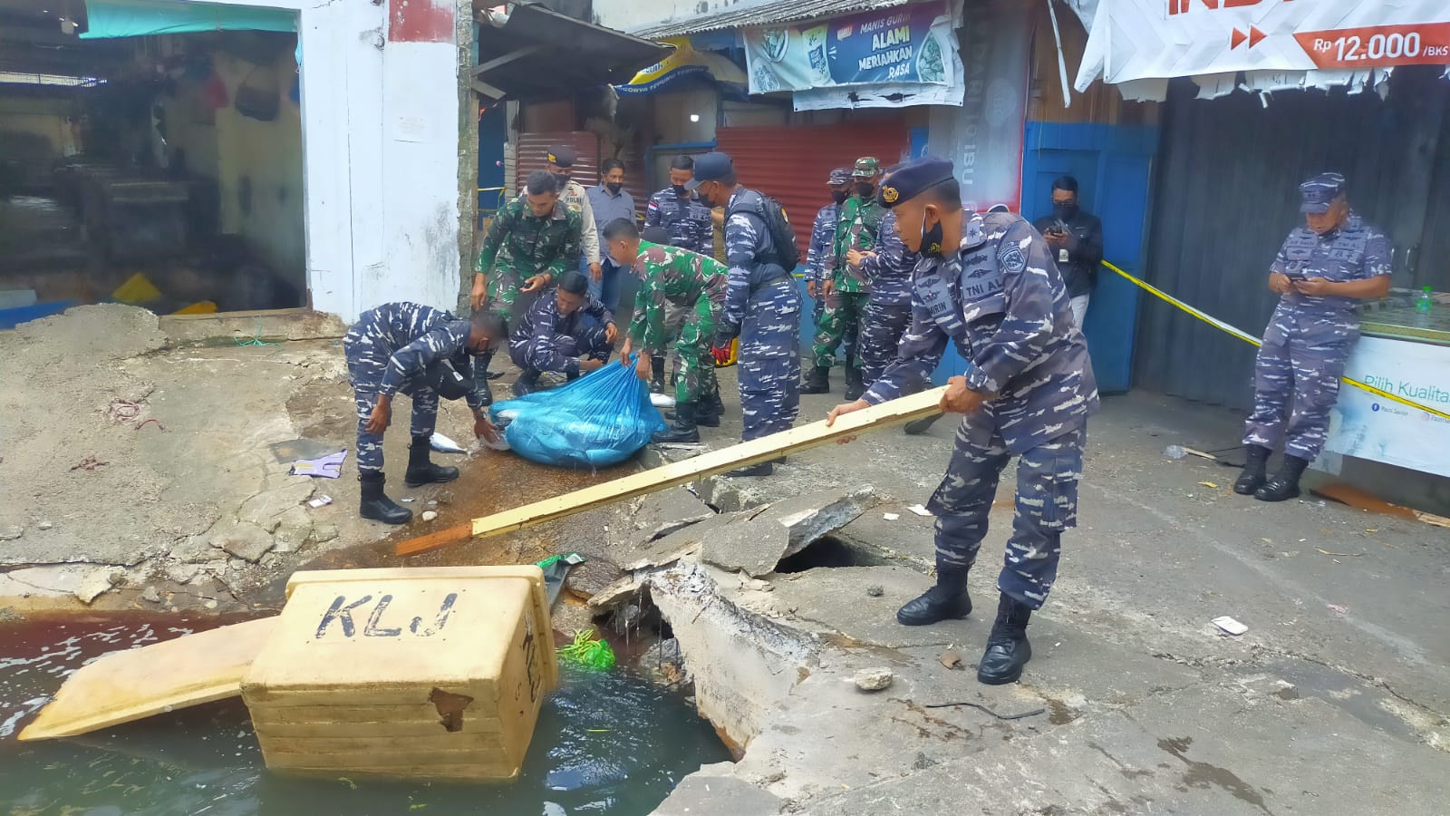 Aparat Gabungan Evakuasi Korban Ambruknya Pelantar Pasar KUD