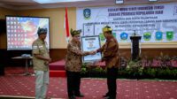 SMSI Anugerahi Gubernur Kepri jadi Sahabat Pers Indonesia