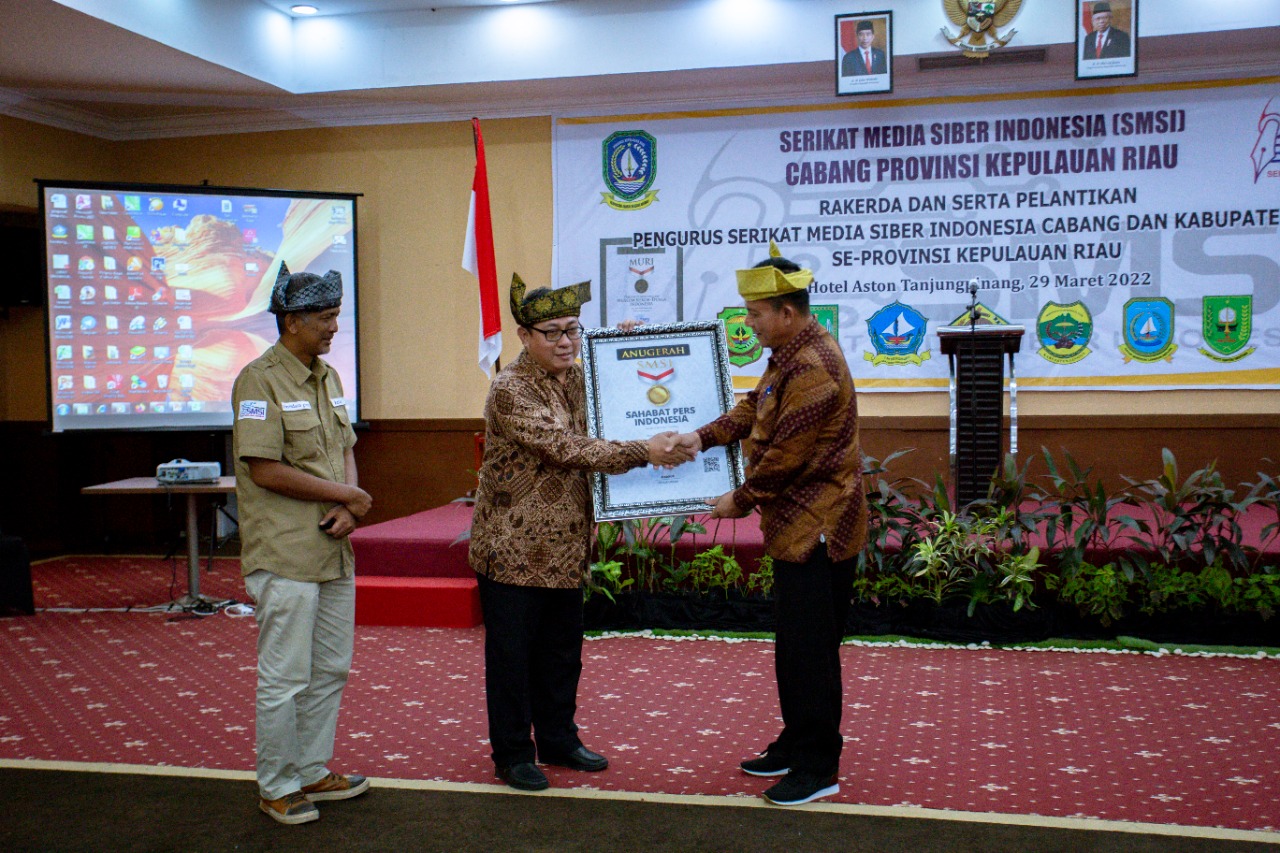 SMSI Anugerahi Gubernur Kepri jadi Sahabat Pers Indonesia