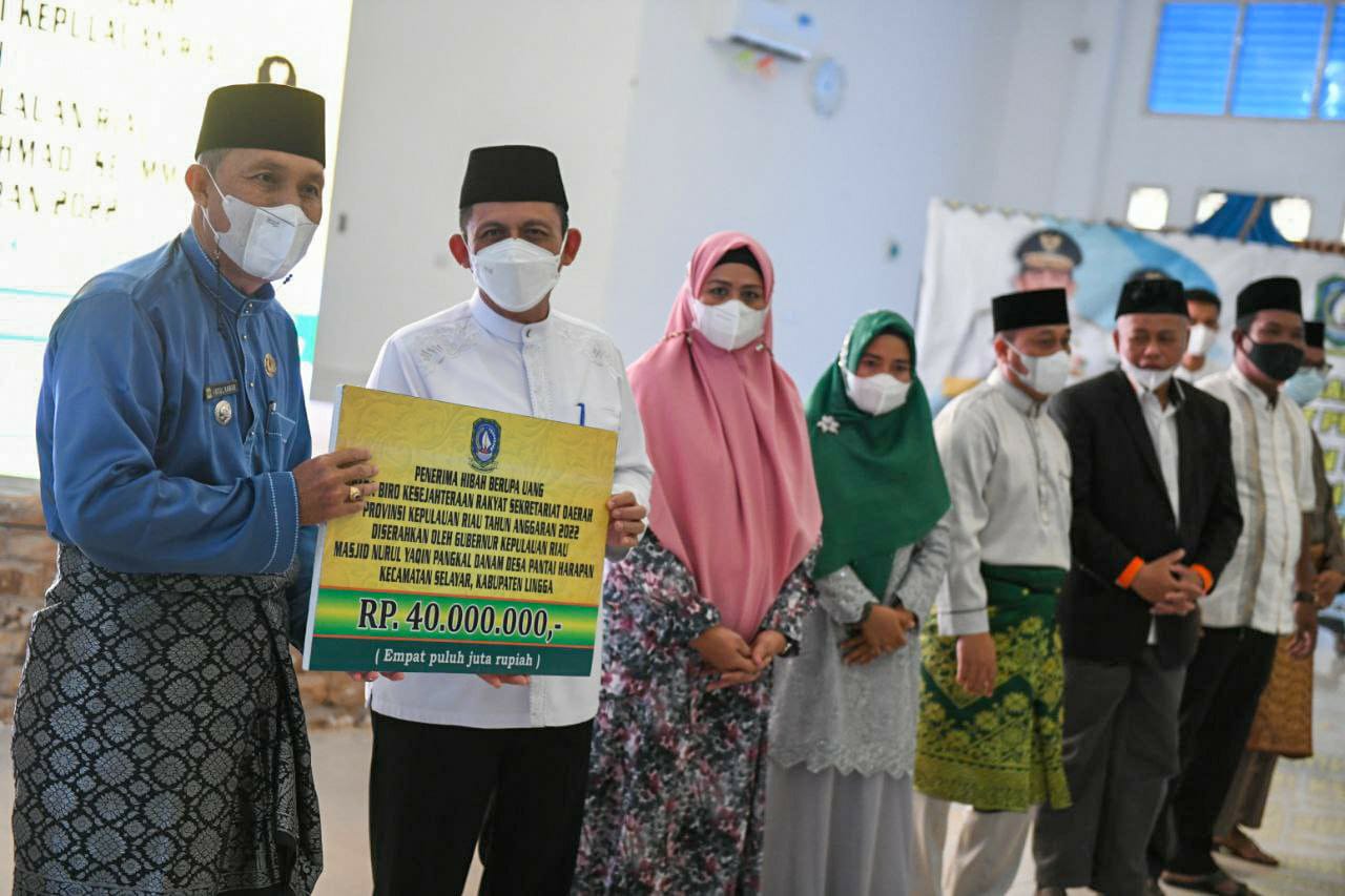 Gubernur Ansar Serahkan Bantuan Hibah Keagaaman & SK PTK Non ASN di Kabupaten Lingga
