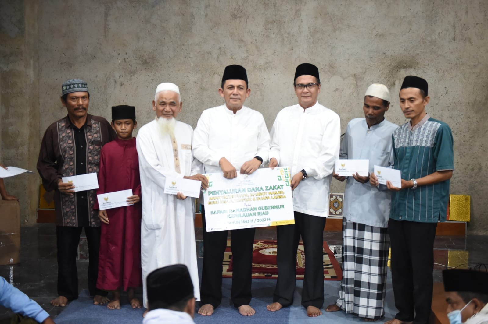 Gubernur Ansar Salurkan Dana Zakat dan Bantuan Masker Saat Safari Ramadhan ke Pangkil