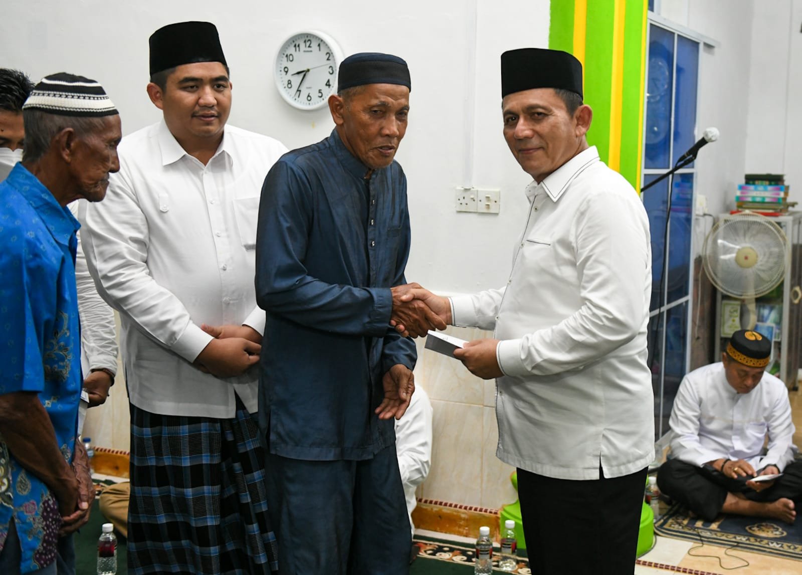 Gubernur Ansar Salurkan Dana Zakat dan Bantuan Masker Saat Safari Ramadhan ke Pangkil