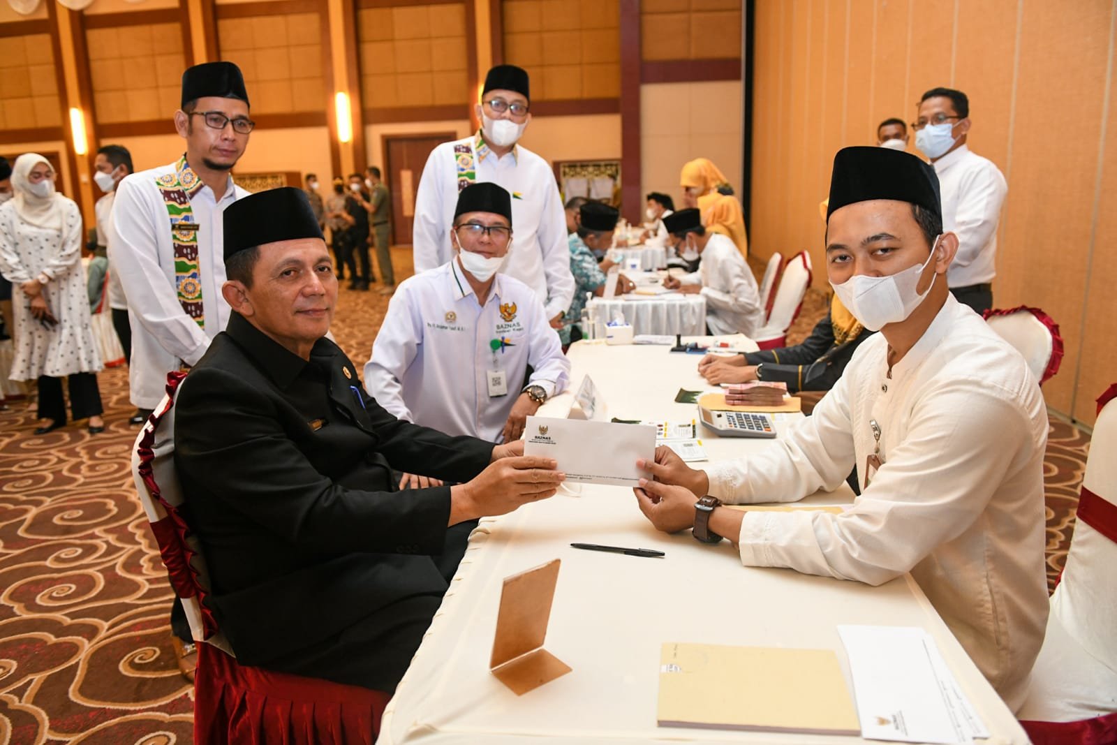 Gubernur Ansar Serahkan Zakat ke BAZNAS Kepri 