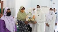 Ketua BKMT Provinsi Kepri Serahkan Paket Sembako Kaum Dhuafa di Desa Penaga