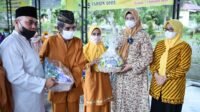 Dewi Kembali Serahkan Bantuan Lansia di Rumah Bahagia Bintan