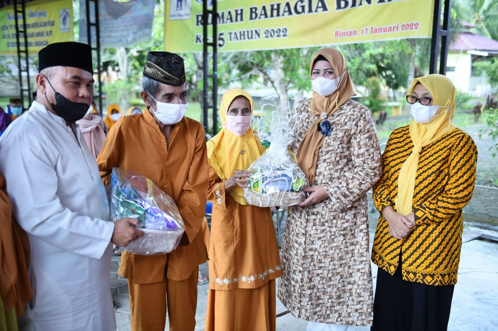 Dewi Kembali Serahkan Bantuan Lansia di Rumah Bahagia Bintan
