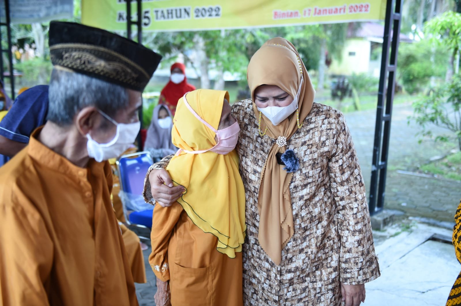 ewi Kembali Serahkan Bantuan Lansia di Rumah Bahagia Bintan