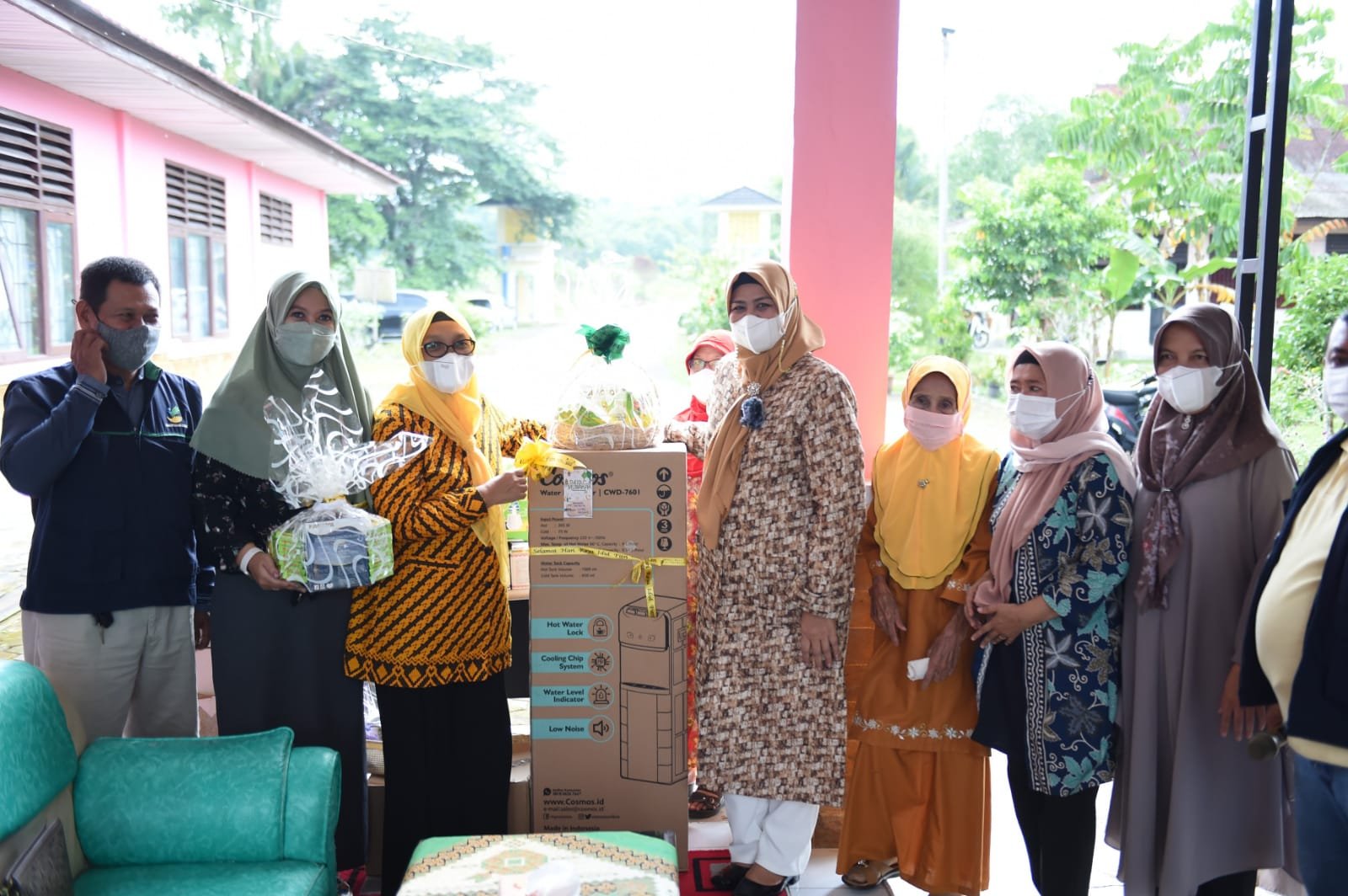 Dewi Kembali Serahkan Bantuan Lansia di Rumah Bahagia Bintan