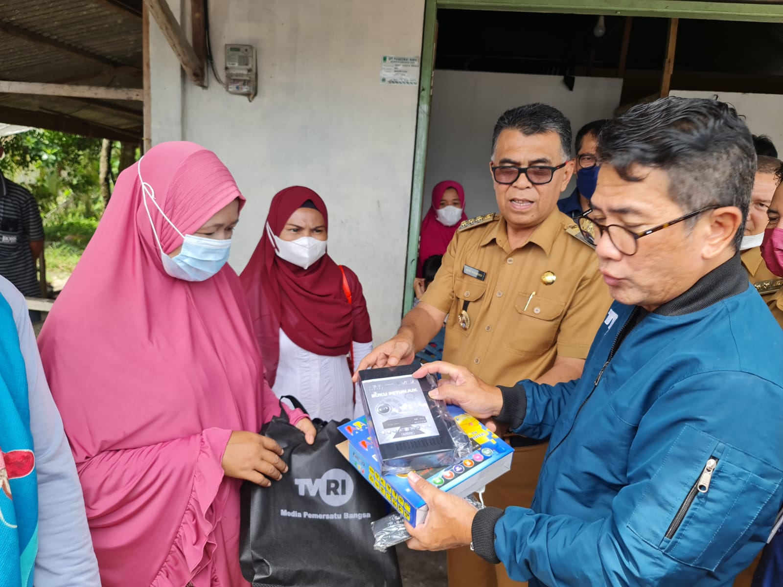 TVRI Bagikan STB Untuk Masyarakat Natuna