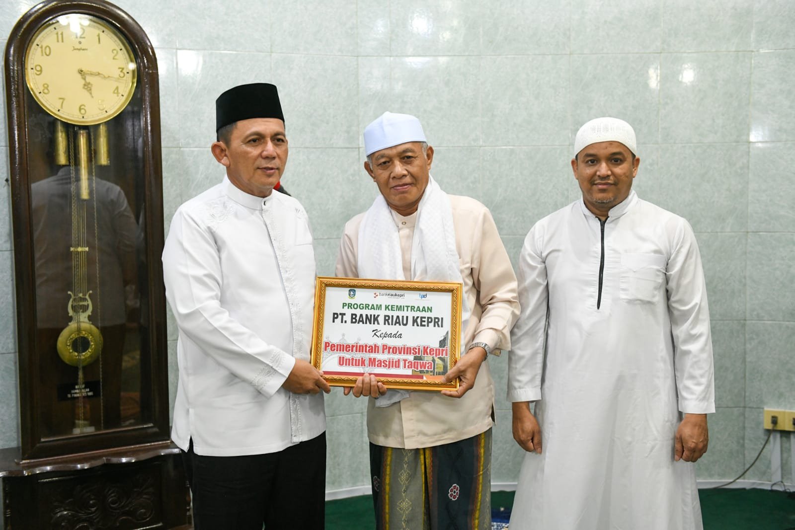 Gubernur Ansar Safari Subuh di Masjid At-Taqwa Tanjungpinang