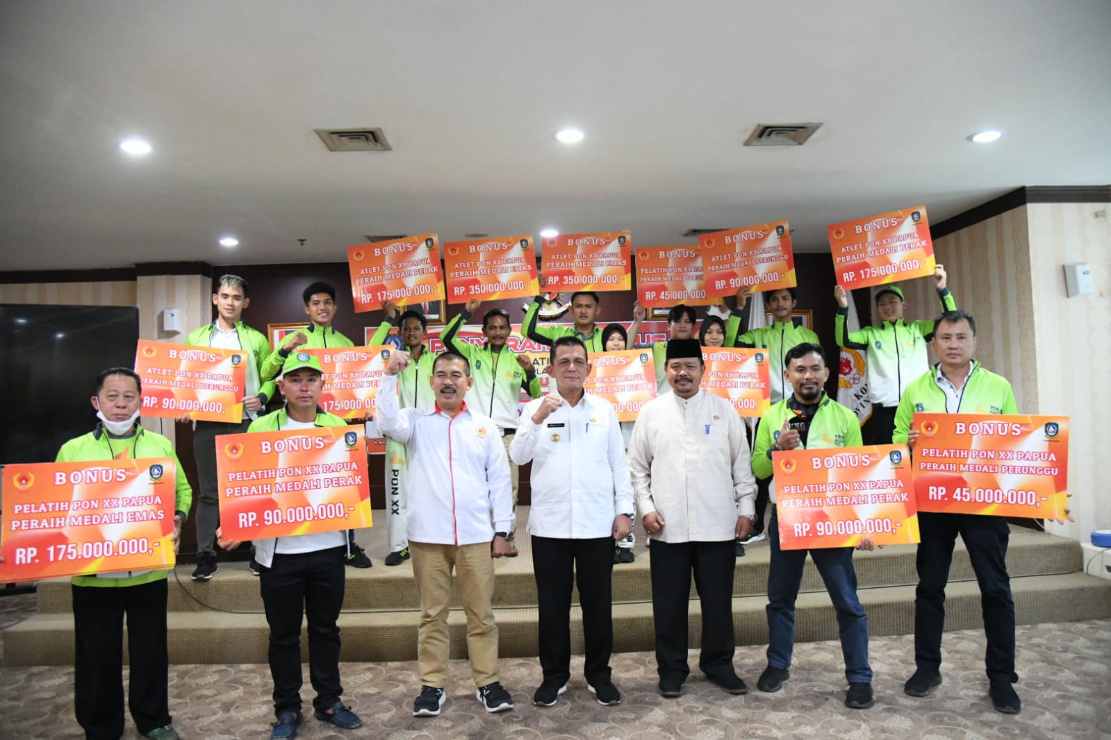 Gubernur Ansar Serahkan Bonus Untuk Atlet dan Pelatih Berprestasi PON XX Papua 2021