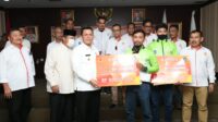 Gubernur Ansar Serahkan Bonus Untuk Atlet dan Pelatih Berprestasi PON XX Papua 2021
