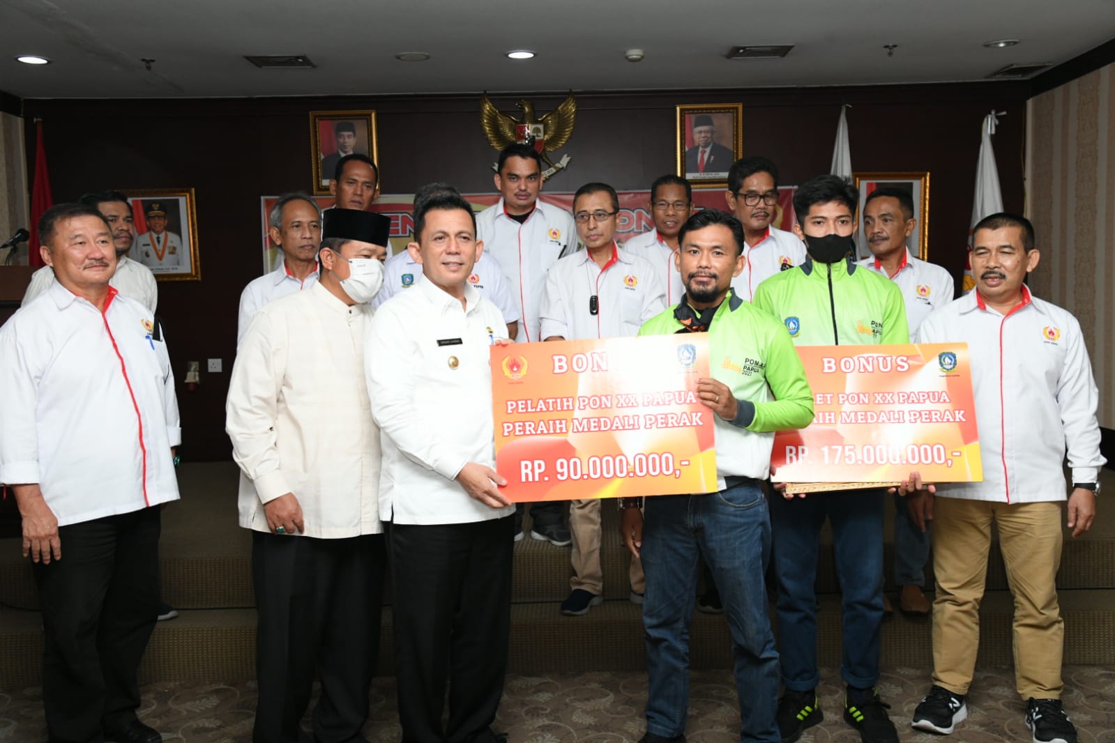 Gubernur Ansar Serahkan Bonus Untuk Atlet dan Pelatih Berprestasi PON XX Papua 2021