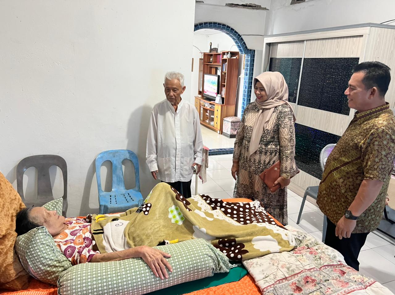 Gubernur Ansar Kunjungi Sejumlah Tokoh Masyarakay di Hari Raya Kedua