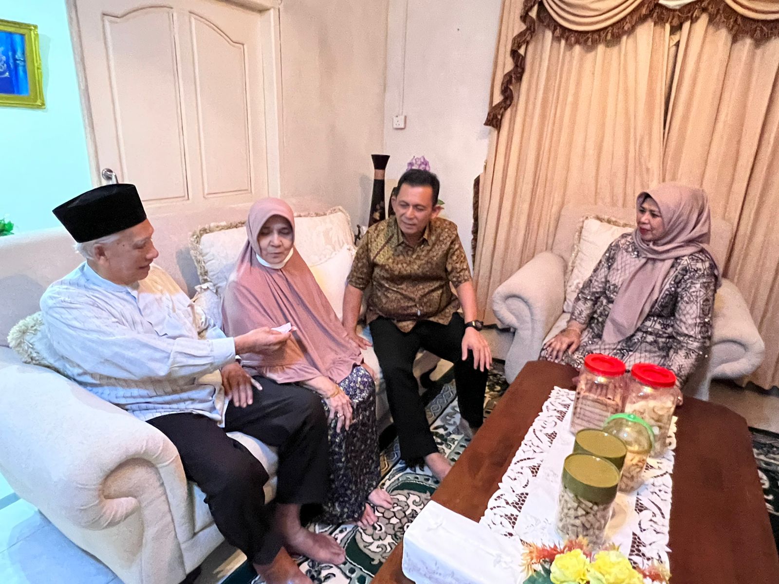 Gubernur Ansar Kunjungi Sejumlah Tokoh Masyarakay di Hari Raya Kedua