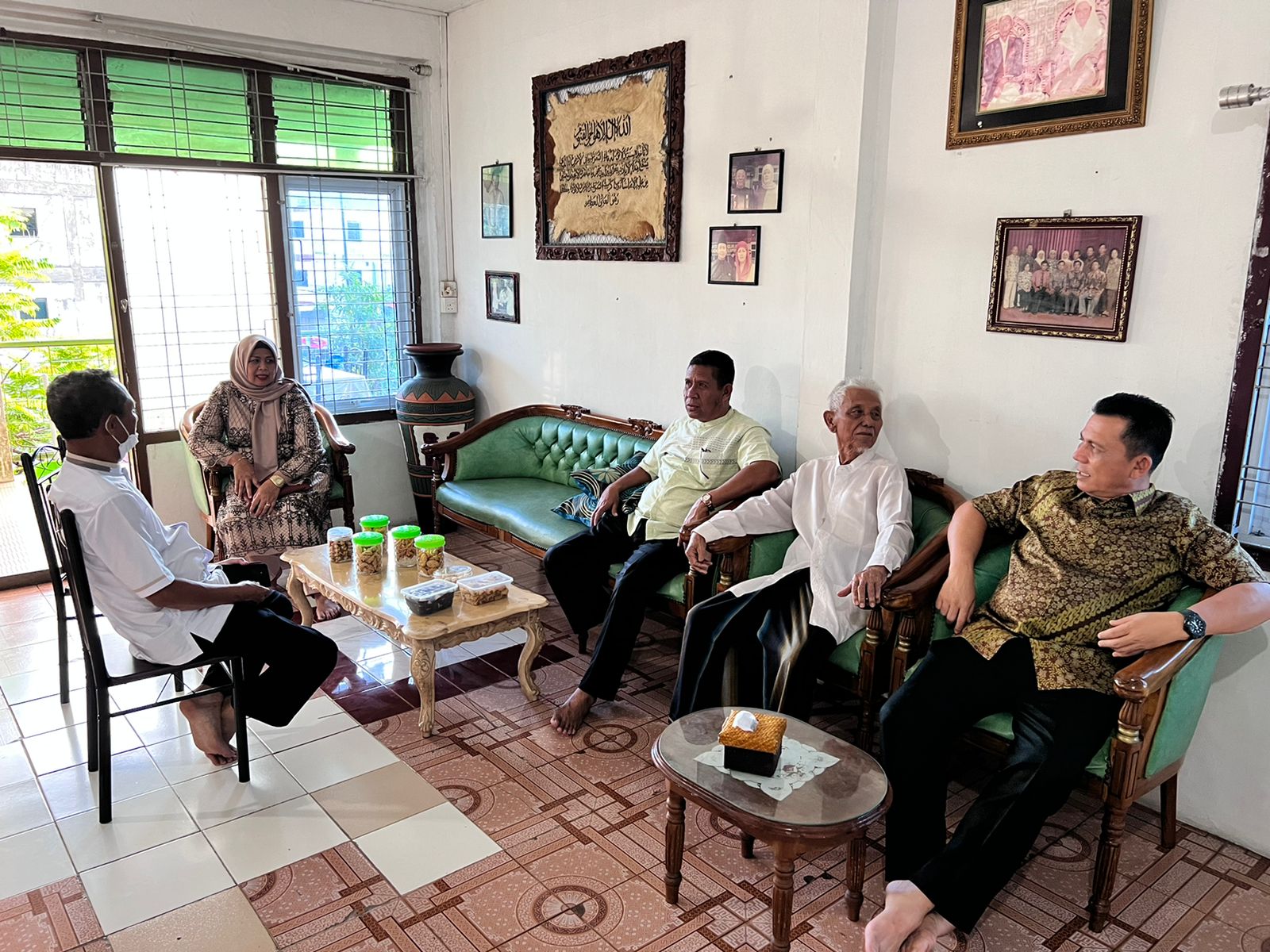 Gubernur Ansar Kunjungi Sejumlah Tokoh Masyarakay di Hari Raya Kedua