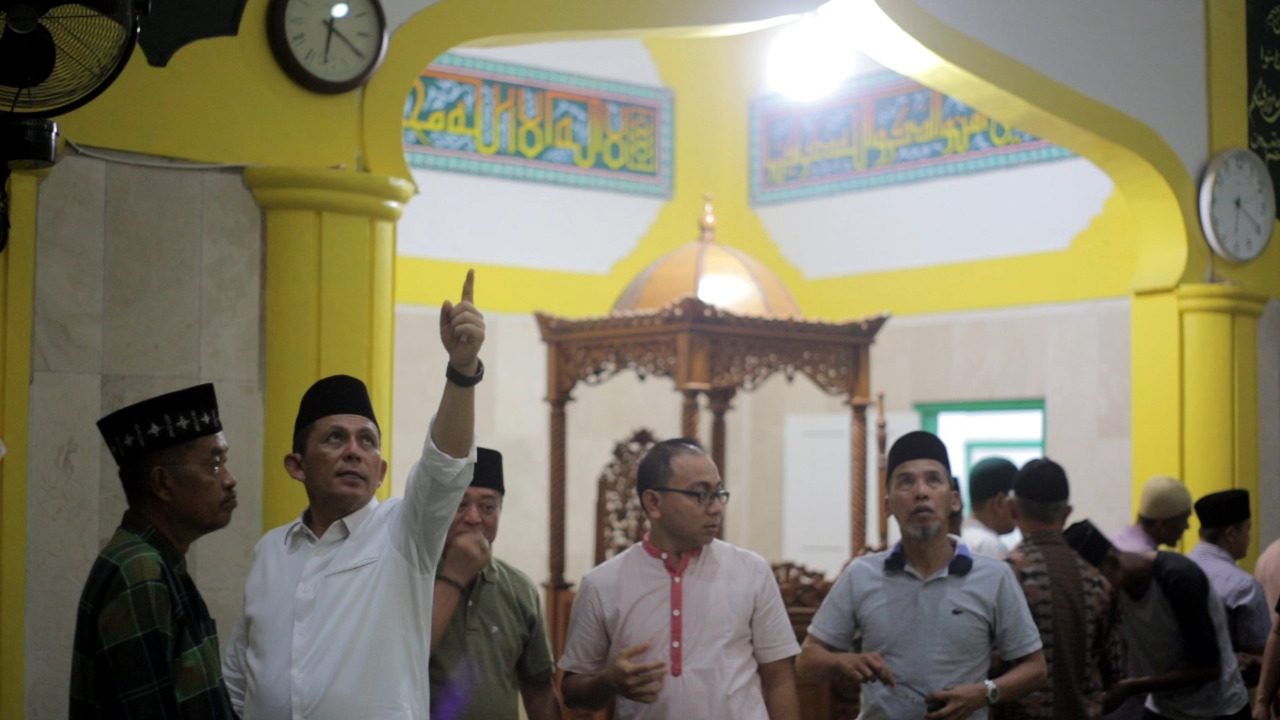 Gubernur Ansar Serahkan Bantuan Hibah untuk Rumah Ibadah di Tambelan 