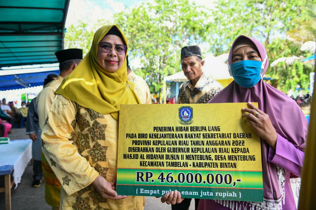 Gubernur Ansar Serahkan Bantuan Hibah untuk Rumah Ibadah di Tambelan