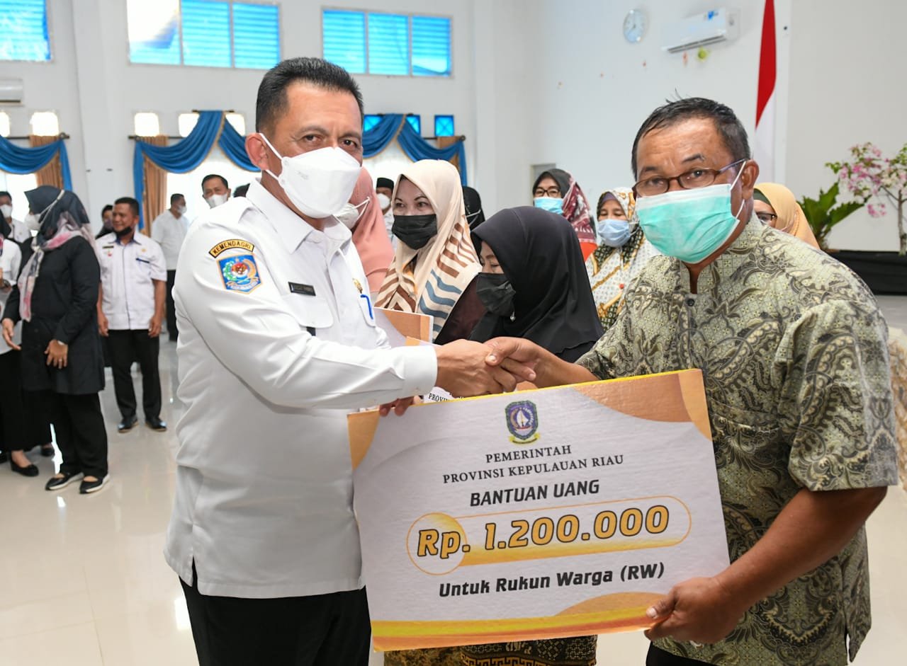 Gubernur Ansar Serahkan Bantuan Sosial Untuk Masyarakat Lingga Senilai Rp2,2 Miliar